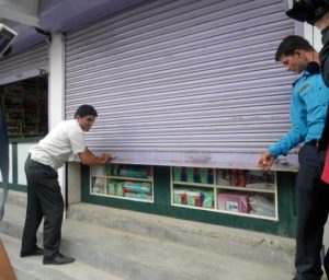 अबैध रुपमा सञ्चालित बालाजु र धापासीका तीनवटा फार्मेसीमा शिल