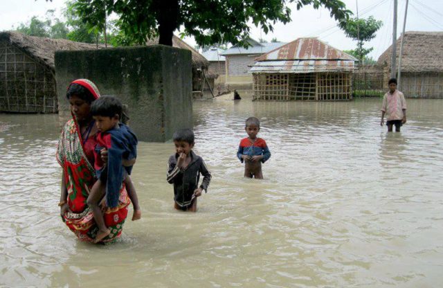 बाढी पसेर रोकिएका तराईका १५ वटा बर्थिङ सेन्टरको सेवा टेन्टबाट फर्काइदै