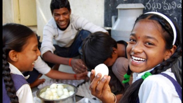 कुपोषण हटाउन बालबालिकालाई अण्डा, विपक्षी दलले भन्यो ‘नरभक्षी बनाइदैछ’