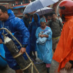 अस्पताल डुवानमा परेपछि नवजात शिशुसहित सुत्केरीको उद्धार गरिँदै