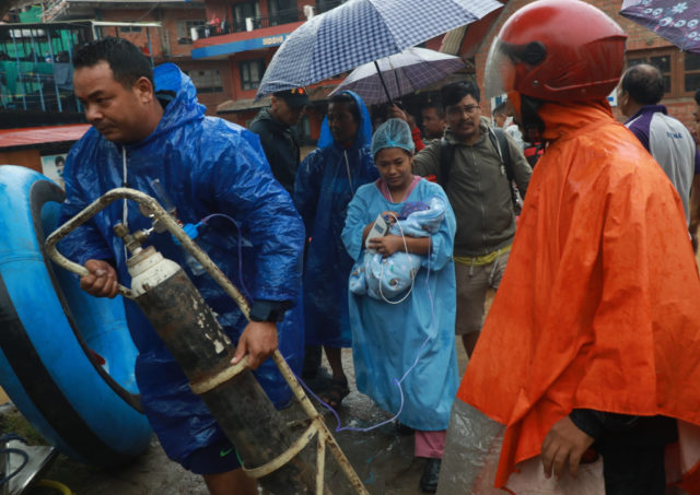 अस्पताल डुवानमा परेपछि नवजात शिशुसहित सुत्केरीको उद्धार गरिँदै