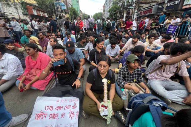 माग पुरा गर्न एक साताको ‘अल्टिमेटम’ दिएर काममा फर्कदै पश्चिम बंगालका जुनियर डाक्टर