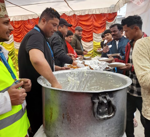 म्याक्सिमद्धारा पशुपति क्षेत्रमा स्वयंसेवक परिचालनसंगै प्रसाद वितरण